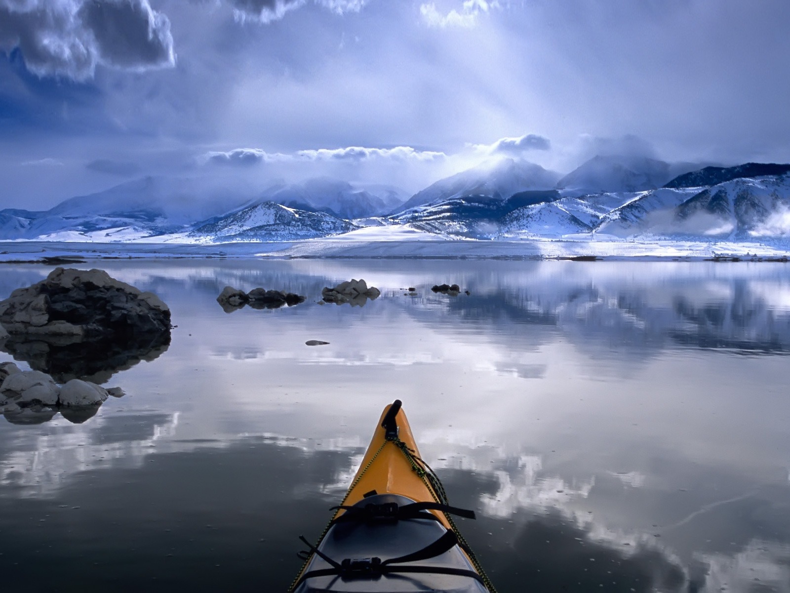 Winter_Canoeing_1600 x 1200